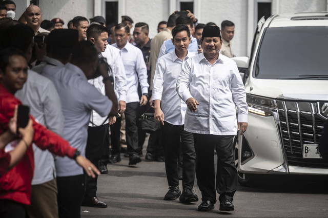 Calon presiden dan calon wakil presiden nomor urut 2, Prabowo Subianto bersama Gibran Rakabuming Raka bersiap mengikuti rapat pleno terbuka penetapan pasangan calon Presiden dan Wakil Presiden terpilih Pemilu 2024 di depan Gedung KPU, Rabu (24/4/24). Foto: ANTARA FOTO/Aprillio Akbar