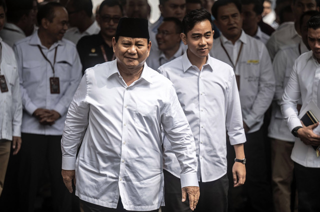 Calon presiden dan calon wakil presiden nomor urut 2, Prabowo Subianto bersama Gibran Rakabuming Raka bersiap mengikuti rapat pleno terbuka penetapan pasangan calon Presiden dan Wakil Presiden terpilih Pemilu 2024 di depan Gedung KPU, Rabu (24/4/24). Foto: ANTARA FOTO/Aprillio Akbar