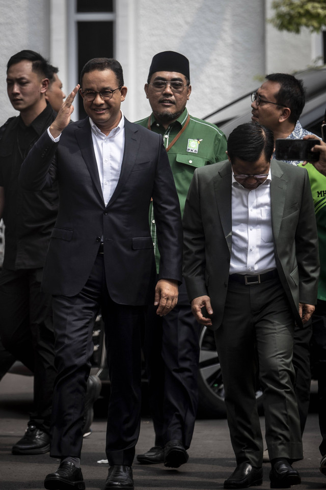 Calon presiden dan calon wakil presiden nomor urut 1, Anies Baswedan (kiri) bersama Muhaimin Iskandar menjawab pertanyaan wartawan saat tiba untuk menghadiri rapat pleno terbuka penetapan pasangan calon Presiden dan Wakil Presiden terpilih. Foto: ANTARA FOTO/Aprillio Akbar