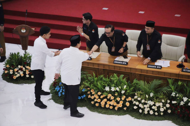 Prabowo Subianto bersama Gibran Rakabuming Raka bersiap mengikuti rapat pleno terbuka penetapan pasangan calon Presiden dan Wakil Presiden terpilih Pemilu 2024 di depan Gedung KPU, Rabu (24/4/24). Foto: Jamal Ramadhan/kumparan