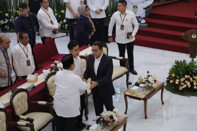 Momen Prabowo genggam erat dua lengan Anies Baswedan di KPU, Rabu (24/4/2024). Foto: Jamal Ramadhan/kumparan