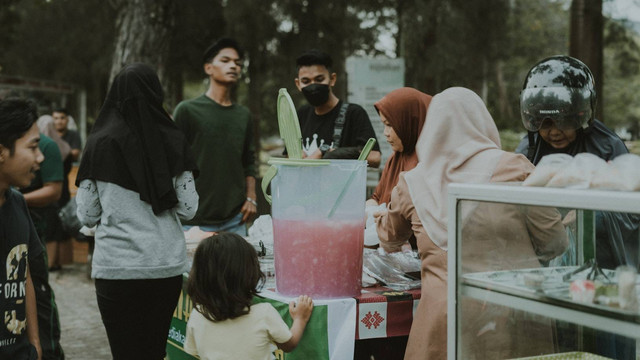 Penjual takjil di bulan Ramadan (Sumber foto: Umar ben/Unsplash)