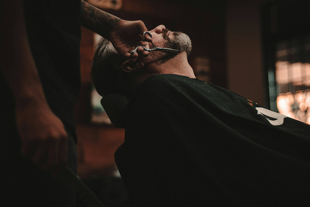  Ilustrasi Model Rambut Pria Wajah Bulat. Unsplash/Allef Vinicius.