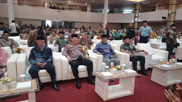 Panglima TNI, Agus Subiyanto bersama Kapolri, Listyo Sigit Prabowo dan Ketua Umum PP Muhammadiyah, Haedar Nashir dalam acara Halalbihalal PP Muhammadiyah di Gedung Cendekia Universitas Muhammadiyah Jakarta, Rabu (24/4). Foto: Fadlan Nuril Fahmi/kumparan