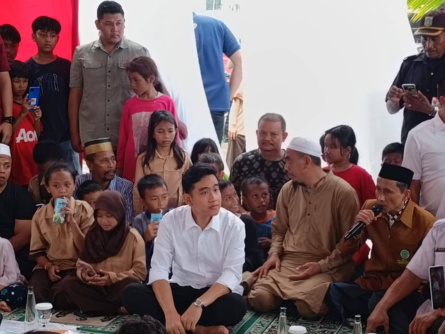 Wapres terpilih, Gibran Rakabuming Raka berkunjung ke Rusunawa Muara Baru di Jakarta Pusat, Rabu (24/4). Foto: Zamachsyari/kumparan