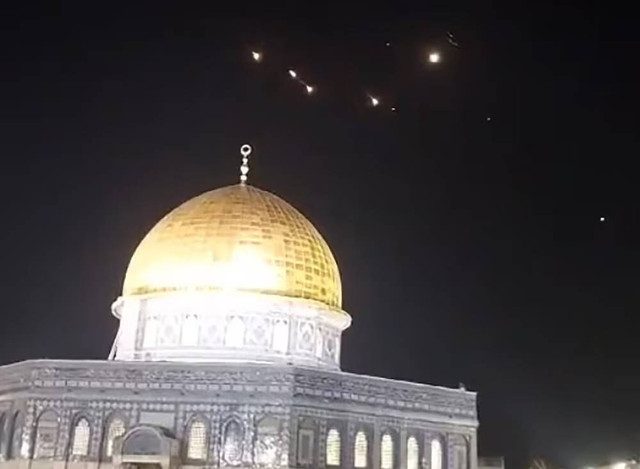 Serangan rudal di atas Al Aqsa. foto : The National