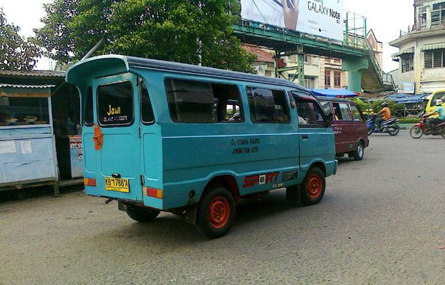 Oplet di Pontianak yang pernah jaya di masanya. Foto: Dok. Skyscrapercity.com