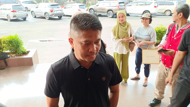 Ayah Chika Chandrika hadir menjenguk di Polres Metro Jakarta Selatan, Rabu (24/4/2024).
 Foto: Aprilandika Pratama/kumparan