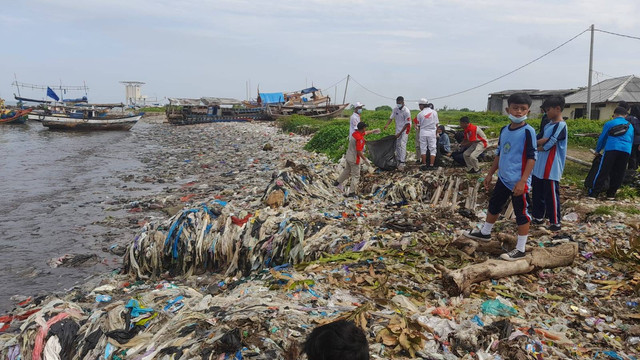 Aksi bersih-bersih Pantai Teluk di Desa Teluk, Kecamatan Labuan, Kabupaten Pandeglang, Banten pada Rabu (24/4/2024). Foto: kumparan