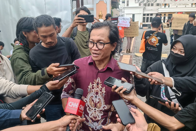 Direktur Eksekutif Amnesty Internasional Usman Hamid di sela-sela aksi di depan KPU DIY, Rabu (24/4/2024). Foto: Arfiansyah Panji Purnandaru/kumparan