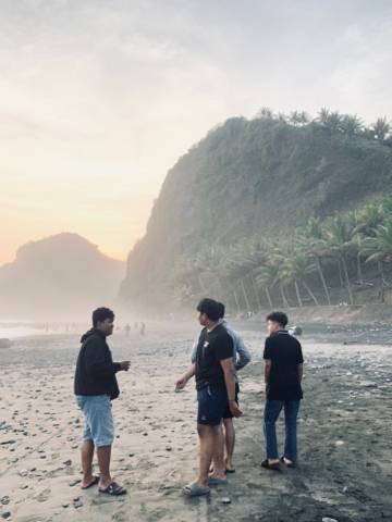 Dokumen Pribadi: Beberapa remaja yang sedang menikmati senja