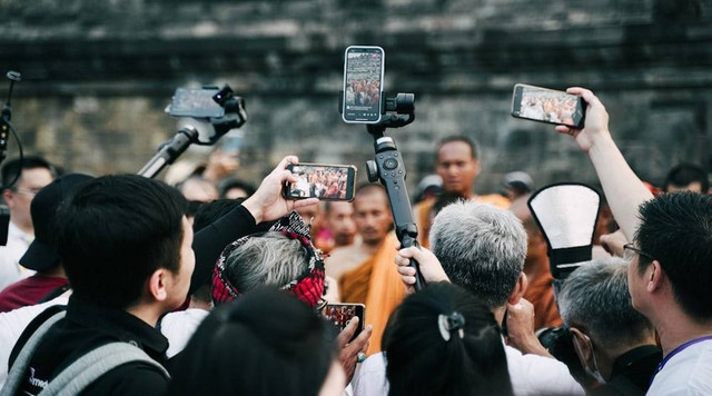 Ilustrasi Festival Lampion Borobudur 2024. Sumber Unsplash/Afif Ramdhasuma