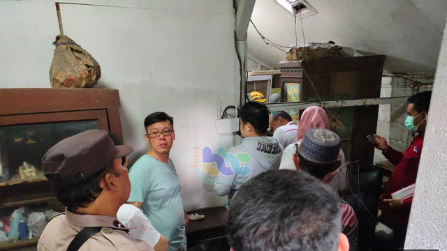 Petugas saat lakukan olah TKP penemuan mayat di Kelurahan Karangpacar, Kecamatan Bojonegoro, Kabupaten Bojonegoro. Rabu (24/04/2024). (Aset: Iastimewa)