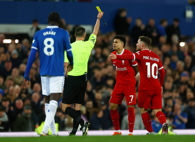 Luis Diaz dikartu kuning usai Liverpool melawan Everton dalam laga tunda Liga Inggris di Goodison Park, Kamis (25/4) dini hari WIB. Foto: Action Images via Reuters/Lee Smith