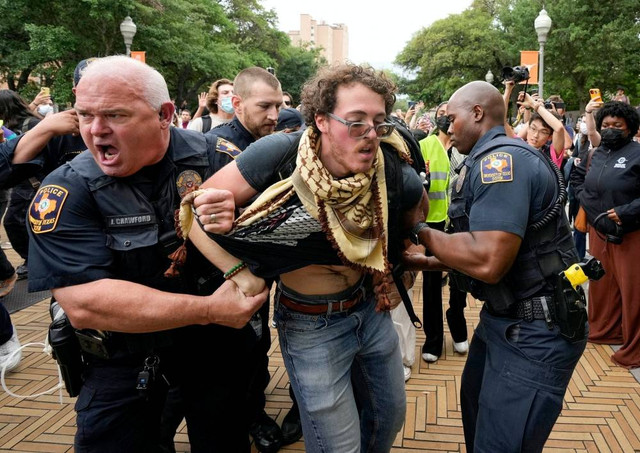 Aksi unjuk rasa bela Palestina oleh mahasiswa dan mahasiswi di Universitas Texas, Amerika, Rabu (24/4/2024). Foto: Nuri Vallbona/REUTERS