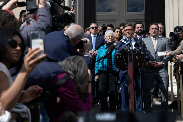 Ketua DPR AS Mike Johnson di tengah demo pro-Palestina di kampus-kampus Amerika Serikat. Foto: David Dee Delgado/REUTERS