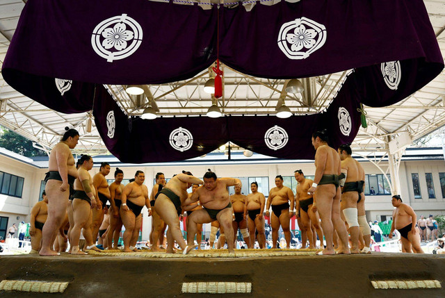 Pertandingan Sumo di Yasukuni Shrine, Tokyo, Jepang. Foto: Issei Kato/REUTERS