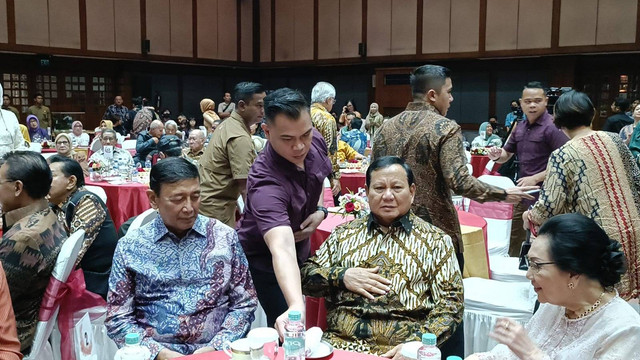 Presiden terpilih, Prabowo Subianto menghadiri acara ulang tahun ke-87 Siti Hardjanti di Gedung Pewayangan, TMII, Jakarta Timur, Kamis (25/4). Foto: Zamachsyari/kumparan