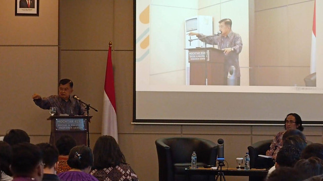 Wakil Presiden RI ke-10 dan 12, Jusuf Kalla memberikan paparan mengenai konflik di Fakultas Ilmu Sosial dan Ilmu Politik, Universitas Indonesia, Kamis (25/4).  Foto: Fadlan Nuril Fahmi/kumparan