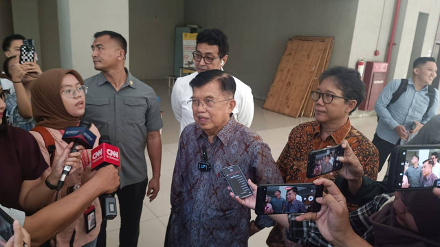 Wakil Presiden RI ke-10 dan 12, Jusuf Kalla saat diwawancarai wartawan di Fakultas Ilmu Sosial dan Ilmu Politik, Universitas Indonesia, Kamis (25/4).  Foto: Fadlan Nuril Fahmi/kumparan
