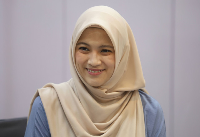 Pasangan Dude Herlino dan Alyssa Soebandono saat konferensi pers anak ketiga di rumah sakit Brawijaya, Tebet, Jakarta, Kamis, (25/4/2024).  Foto: Agus Apriyanto