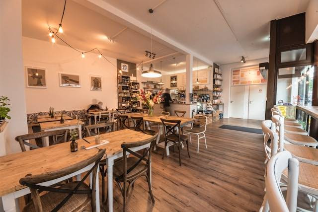 Fox Cafe BSD. Foto hanya ilustrasi, bukan tempat sebenarnya. Sumber:Unsplash/Janosch Lino