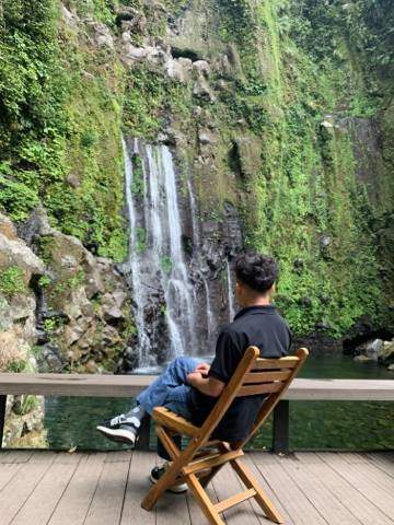 Dokumen Pribadi: Seorang wisatawan yang sedang menikmati Curug Tirta Sela
