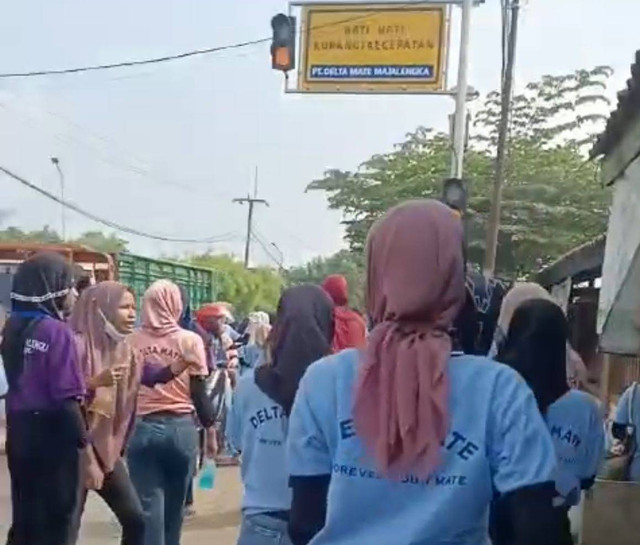 Suasana mencekam hingga di luar kawasan pabrik PT. Delta Mate di Majalengka terlihat kepanikan dan kegaduhan dari buruh pabrik. (25/4/2024) Foto: Dok. kumparan
