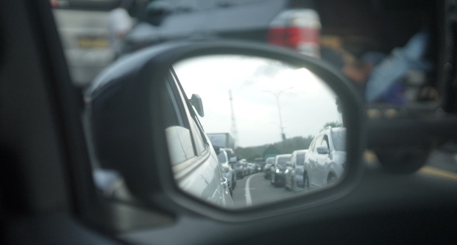 Frame: Pantulan spion mobil memperlihatkan kemacetan tol dok: pribadi 