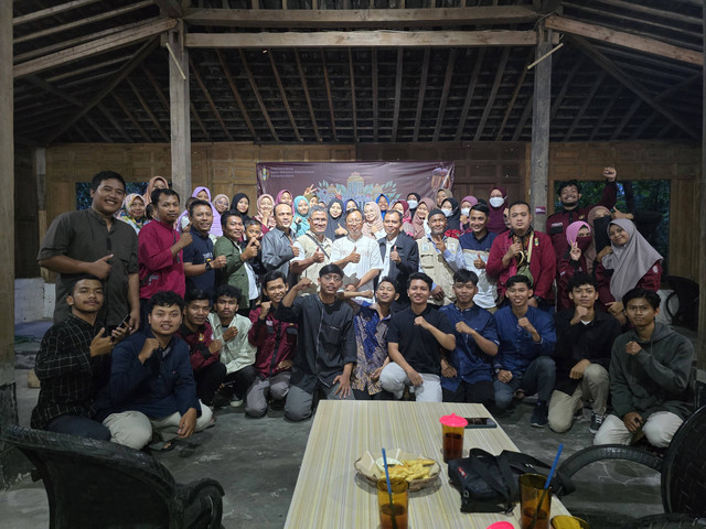Sesi foto bersama kegiatan halalbihalal dan temu alumni IMM Klaten yang diadakan PC IMM Klaten pada Sabtu, 20 April 2024.