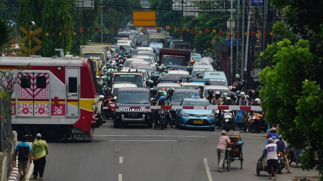 Rel Kereta Api Pramuka. Foto: Aditia Noviansyah/kumparan
