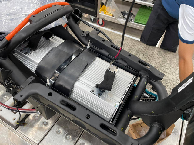 Proses pemasangan baterai motor listrik di pabrik Polytron, Sayung Jawa Tengah. Foto: Sena Pratama/kumparan