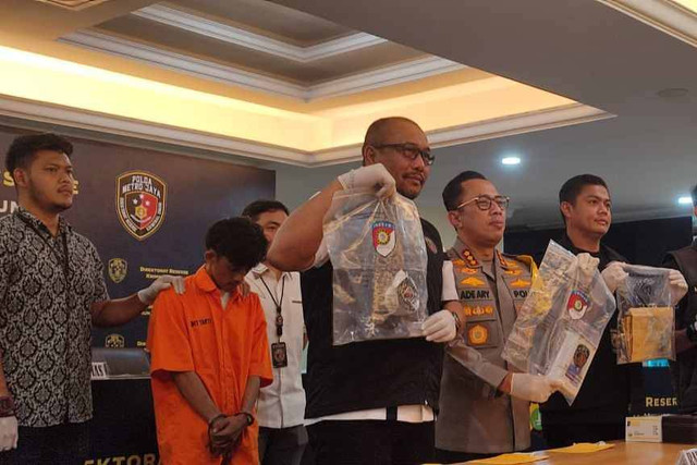 Pers rilis kasus pembunuhan wanita Open BO di Pulau Pari, (25/4/2024) Foto: Rachmadi Rasyad/kumparan