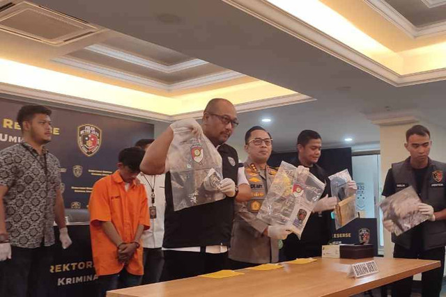 Pers rilis kasus pembunuhan wanita Open BO di Pulau Pari, (25/4/2024) Foto: Rachmadi Rasyad/kumparan