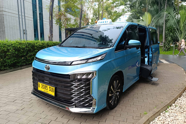 PT Blue Bird Tbk resmi meluncurkan Lifecare Taxi pakai unit Toyota Voxy yang dimodifikasi untuk memudahkan konsumen difabel dan memiliki kebutuhan khusus. Foto: Fitra Andrianto/kumparan