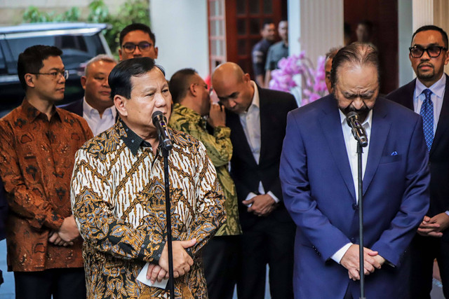 Presiden terpilih Prabowo Subianto bersama Ketua Umum Partai Nasdem Surya Paloh memberikan keterangan usai pertemuan di Kediaman Prabowo Subianto di Kertanegara, Jakarta Selatan, Kamis (25/4/2024).  Foto: Jamal Ramadhan/kumparan