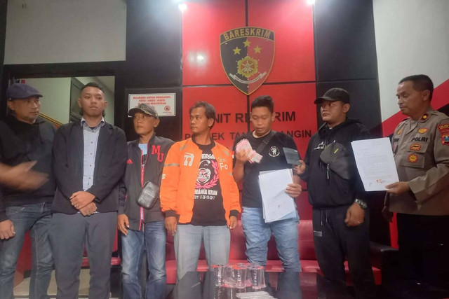Mediasi antara adik Via Vallen RF dengan anggota Aliansi Arek Sidoarjo, Adyt, soal dugaan penggelapan motor di Polsek Tanggulangin, Sidoarjo, Kamis (25/4/2024) Foto: Dok. Polsek Tanggulangin