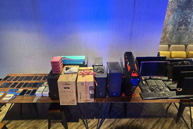 Polisi tangkap 4 pelaku penjual koin judi slot Higgs Domino dan Royal Dream.  Foto: Dok. Istimewa
