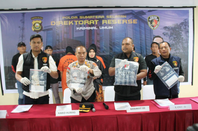 Kasubdit III Jatanras Ditreskrimum Polda Sumsel AKBP Yunar Sirait bersama jajarannya saat menunjukkan barang bukti dalam kejadian kasus perampasan dan pengeroyokan oleh dua debt collector, Foto : Istimewa