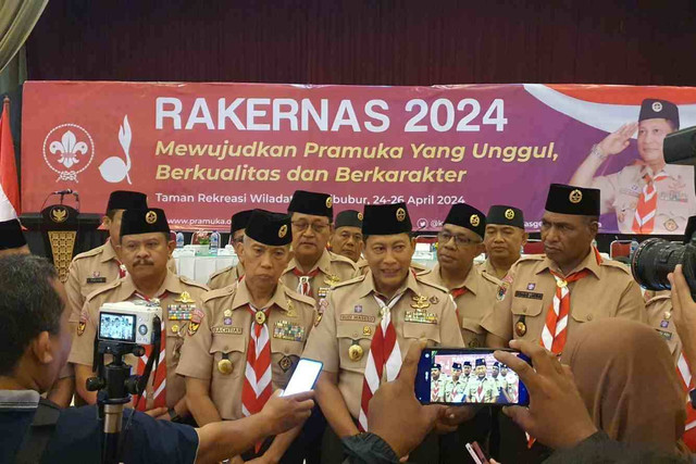 Ketua Kwarnas Pramuka Komjen Pol (purn) Budi Waseso (tengah) didampingi pimpinan pramuka lainnya memberikan pernyataan kepada para wartawan terkait Pernyataan Sikap Pramuka yang ditandatangani 34 pimpinan Kwarda provinsi seluruh Indonesia (25/4/2024) Foto: Dok. Istimewa