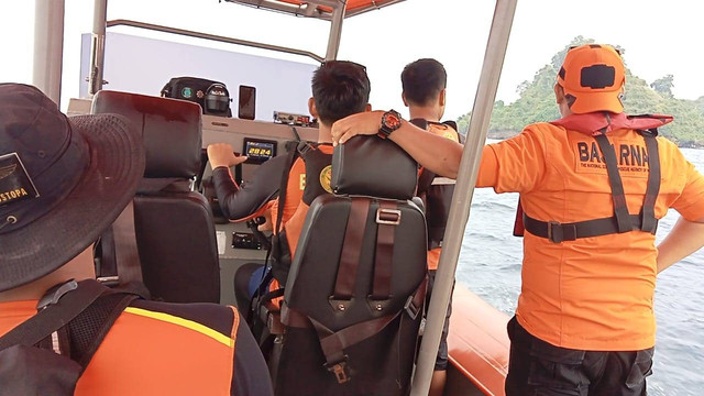Tim SAR gabungan melakukan pencarian terhadap penumpang yang lompat dari KMP Reina. | Foto: Dok Basarnas Lampung