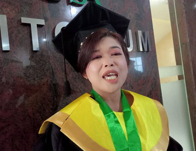 Sri Widi, wisudawati S1 dari Program Studi Pendidikan Guru Pendidikan Anak Usia Dunia (PGPAUD) Universitas Nahdlatul Ulama Surabaya (Unusa). Foto: Masruroh/Basra