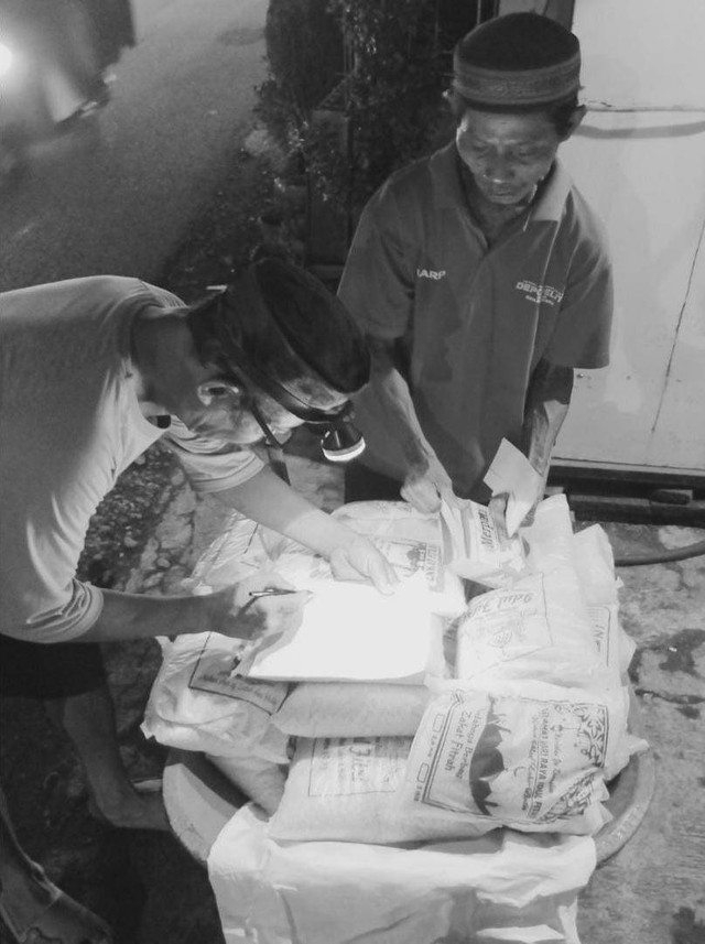Kegiatan membagikan zakat, Sumber : Dokumen Pribadi
