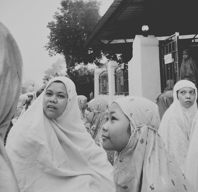 Berbagi cerita sebelum melakukan Sholat Ied, Sumber : Dokumen Pribadi