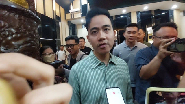 Gibran Hadiri Pembagian Sepatu Gratis untuk Anak Sekolah di Solo. Foto: kumparan