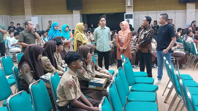 Gibran hadiri acara pembagian sepatu bagi anak sekolah miskin. Foto: kumparan