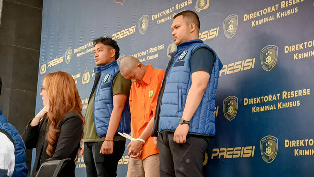 Polisi tampilkan TikToker @Galihloss29 dengan baju tahanan, Jumat (26/4). Foto: Thomas Bosco Foto: Thomas Bosco/kumparan