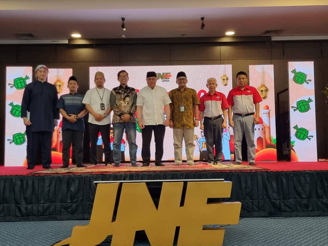 PT JNE Salurkan Zakat Perusahaan Pada IZI dan Adakan Halal Bihalal Bersama Yatim (1)