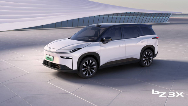 Wujud tampilan eksterior dan interior mobil listrik Toyota bZ3X. Foto: Toyota