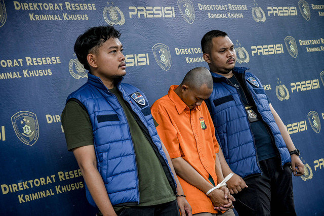 Tersangka Galih Loss (tengah) dihadirkan saat keterangan pers pengungkapan kasus penistaan agama atau ujaran kebencian oleh konten kreator Galih Nova Aji di Direktorat Reserse Kriminal (Ditreskrimsus) Polda Metro Jaya, Jakarta, Jumat (26/4/2024). Foto: Sulthony Hasanuddin/Antara Foto